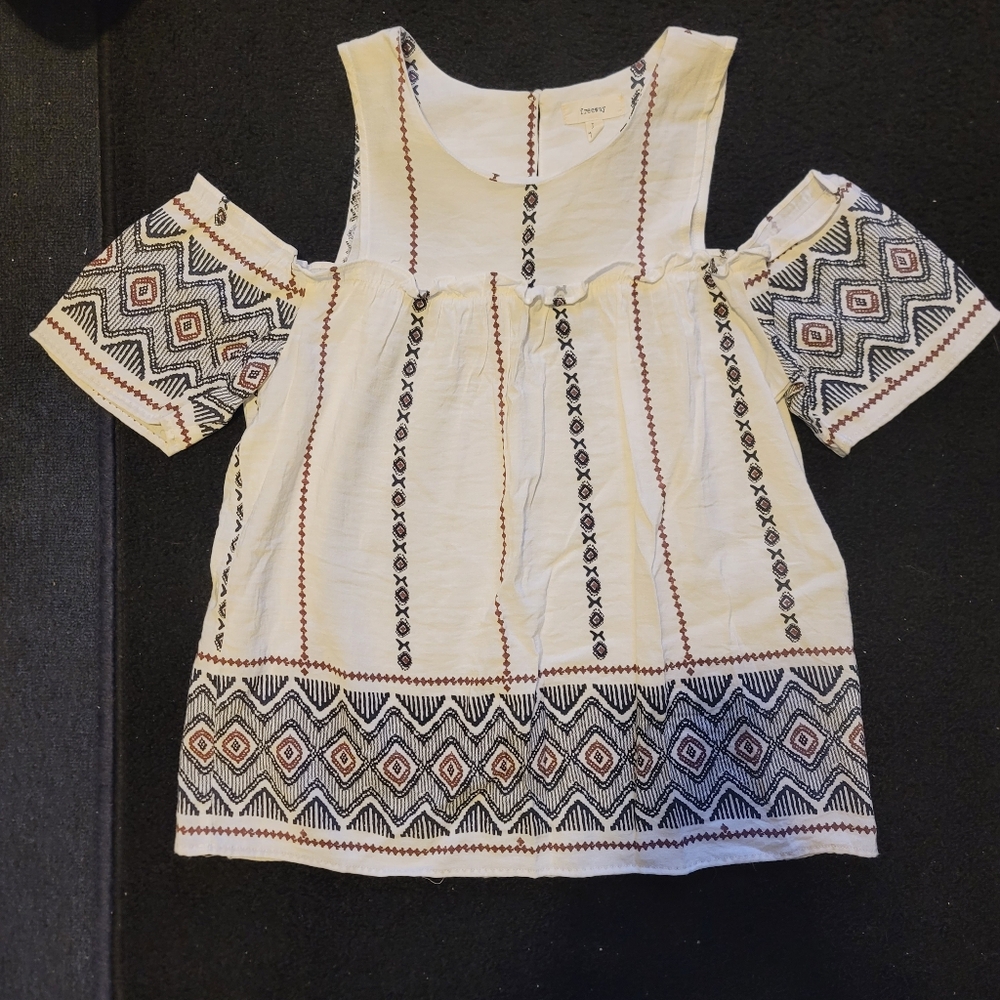 Freeway Cold Shoulder Top - Picture 2 of 9